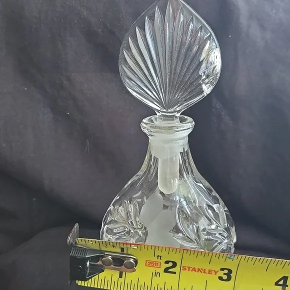 Elegant Clear Glass Perfume Bottle - Picture 3 of 4